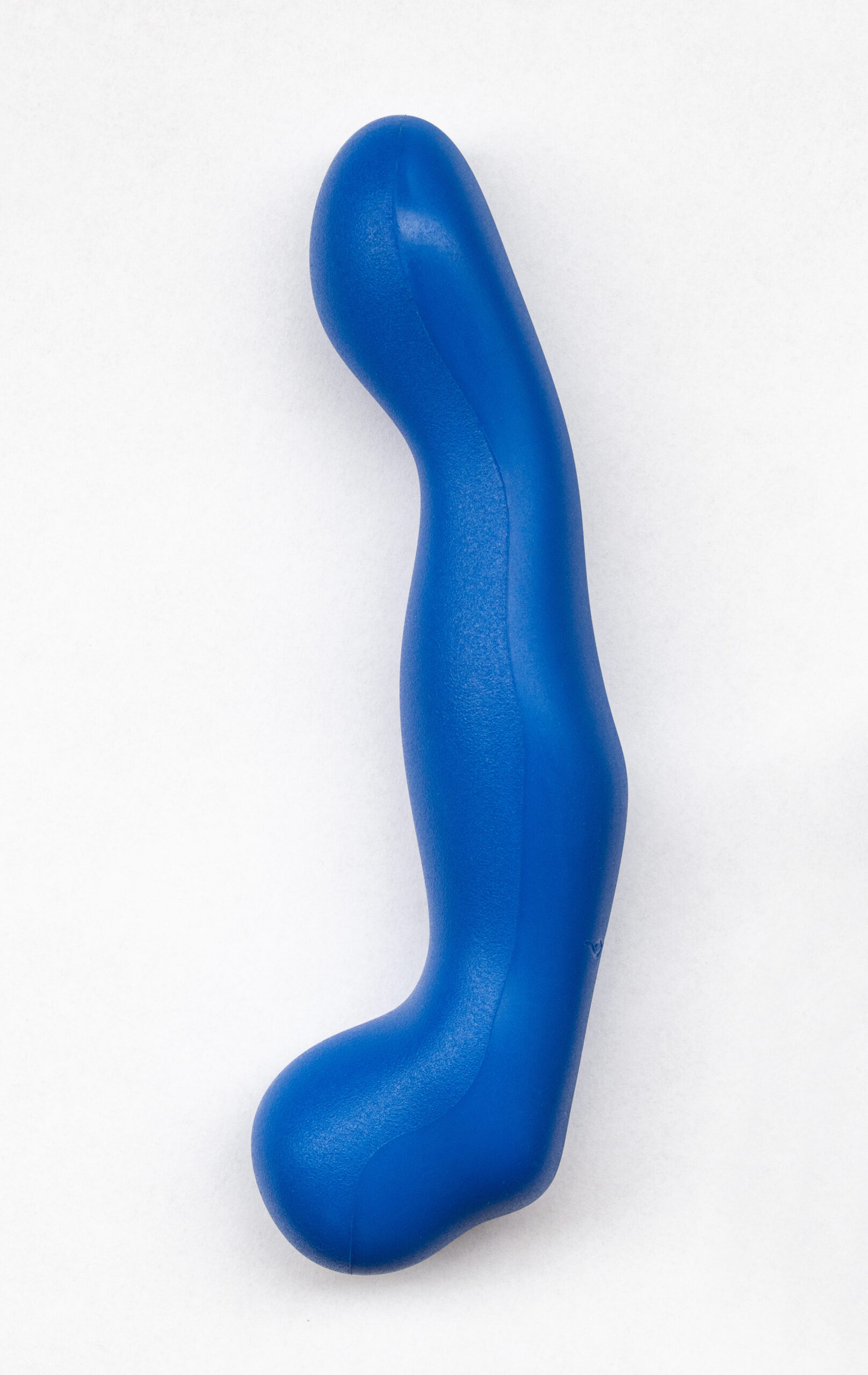 Der Xia One Dildo ist seitlich abgebildet in blau auf weißem Hintergrund. Er ist vorn breiter mit runder Spitze. Er wird dünner, dann etwas dicker für ein paar Zentimeter, anschließend wird er wieder etwas dünner und krümmt sich dann nach links und ist dort wieder so dick wie in der Mitte.